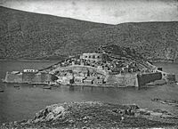 L’île de Spinalonga en Crète. Le village turc de Spinalonga en 1897. Cliquer pour agrandir l'image.