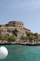 L’île de Spinalonga en Crète. La demi-lune de Moceniga de la forteresse de Spinalonga. Cliquer pour agrandir l'image.