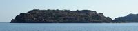 L’île de Spinalonga en Crète. Vue depuis Plaka. Cliquer pour agrandir l'image.