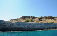 L’île de Spinalonga en Crète. Le rempart sud-est de la forteresse de Spinalonga. Cliquer pour agrandir l'image.