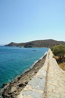 L’île de Spinalonga en Crète. Le rempart de l'est de la forteresse de Spinalonga. Cliquer pour agrandir l'image.