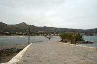 Le village d’Élounda en Crète. Le canal de l'isthme de Poros ou Spinalonga. Cliquer pour agrandir l'image.