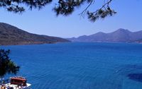 Le village d’Élounda en Crète. La presqu'île de Spinalonga. Cliquer pour agrandir l'image.