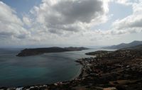 Le village d’Élounda en Crète. Spinalonga vue depuis Vrouchas. Cliquer pour agrandir l'image.
