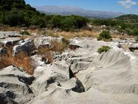Le village de Garazo en Crète. Pavement karstique d'Aimonas (auteur Géoparc du Psiloritis). Cliquer pour agrandir l'image.