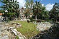 Le village de Garazo en Crète. L'église et la place. Cliquer pour agrandir l'image.