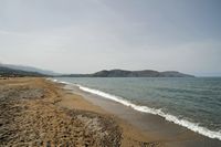 Le village de Georgioupoli en Crète. L'Apokoronas et le cap Drapanon vus depuis la plage de Kournas. Cliquer pour agrandir l'image.