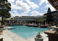 Le village de Georgioupoli en Crète. Piscine de l'hôtel Elyros Mare. Cliquer pour agrandir l'image.