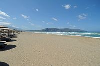 Le village de Georgioupoli en Crète. L'Apokoronas vu depuis la plage de Kournas. Cliquer pour agrandir l'image.