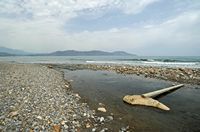 Le village de Georgioupoli en Crète. La côte orientale de l'Apokoronas vue depuis l'embouchure de la rivière Mousselas. Cliquer pour agrandir l'image.
