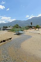 Le village de Georgioupoli en Crète. L'embouchure du fleuve Delfinos sur la plage de Kournas. Cliquer pour agrandir l'image.