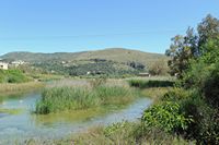 Le village de Georgioupoli en Crète. Le lac de l'Almyros et la centrale hydroélectrique. Cliquer pour agrandir l'image.