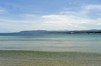 Le village de Georgioupoli en Crète. La digue et la chapelle Saint-Nicolas. Cliquer pour agrandir l'image.