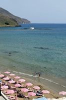 Le village de Georgioupoli en Crète. La chapelle Saint-Nicolas vue depuis la plage de Georgioupoli (auteur Y. Skoulas, GNTO). Cliquer pour agrandir l'image.
