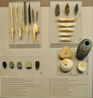 Le village de Gonia en Crète. Artefacts découverts dans la grotte de Gerani (Musée archéologique de Réthymnon). Cliquer pour agrandir l'image.