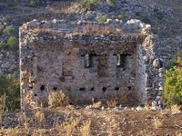 Le village de Gonia en Crète. Les ruines de la tour nord du château de Bonriparo (auteur Frente). Cliquer pour agrandir l'image.