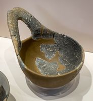 Le village de Gonia en Crète. Poterie néolithique de la grotte de Gerani (auteur ArchaiOptix). Cliquer pour agrandir l'image.