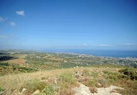 Le village de Gonia en Crète. La côte du canton de Nicéphore Fokas vue depuis Chromonastiri. Cliquer pour agrandir l'image.