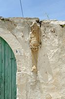 Le village de Gonia en Crète. Une sculpture du palais Barozzi à Agios Konstantinos remployée dans une maison du village. Cliquer pour agrandir l'image.