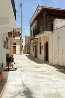 Le village de Gonia en Crète. La rue principale du village d'Agios Konstantinos. Cliquer pour agrandir l'image.