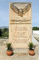 Le village de Gonia en Crète. Monument à Kalonyktis. Cliquer pour agrandir l'image.