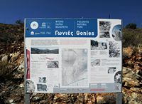 Le village de Goniès en Crète. Panneau d'information du sentier géologique. Cliquer pour agrandir l'image.