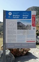 Le village de Goniès en Crète. Le panneau d'information des gorges de Gonies. Cliquer pour agrandir l'image.