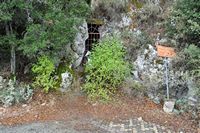 Le village de Goniès en Crète. La grotte de Chaïnospilios près de Kamaraki. Cliquer pour agrandir l'image.