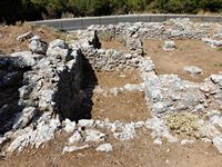 Le village de Goniès en Crète. Les pièces 18, 19 et 12 de la villa minoenne de Sklavokampos (auteur Olaf Tausch). Cliquer pour agrandir l'image.