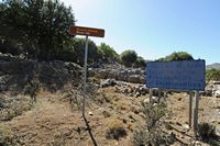 Le village de Goniès en Crète. Les ruines de la villa minoenne de Sklavokampos. Cliquer pour agrandir l'image.