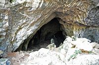 Le village de Gouvès en Crète. L'entrée de la grotte de Skotino. Cliquer pour agrandir l'image.