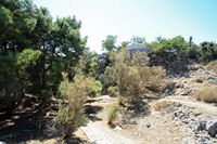 Le village de Gouvès en Crète. La chapelle Saint-Parascève à l'entrée de la grotte de Skotino. Cliquer pour agrandir l'image.