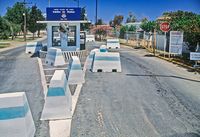 Le village de Gouvès en Crète. Le poste de garde de la base US de Gournes en 1987 (auteur Robert Carpenter). Cliquer pour agrandir l'image.