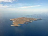 Le village de Gouvès en Crète. L'îlot de Dia vu d'avion (auteur Lourakis). Cliquer pour agrandir l'image.