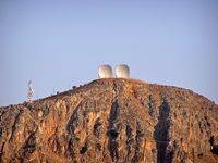 Le village de Gouvès en Crète. Deux radars de la station US du mont Ederi en 2005 (auteur Pepanos). Cliquer pour agrandir l'image.