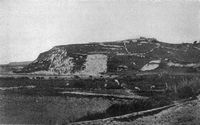 Le village de Kalyvès en Crète. Photographie des ruines du Castel del Apicorno par Giuseppe Gerola vers 1902. Cliquer pour agrandir l'image.