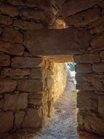 Le village de Kalyvès en Crète. Caveau funéraire à tholos près de Stylos (auteur C. Messier). Cliquer pour agrandir l'image.
