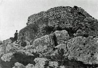 Le village de Kalyvès en Crète. Photographie de la tour A du Kastéli de Kyriakoselia par Giuseppe Gerola vers 1902. Cliquer pour agrandir l'image.