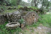 Le village de Kalyvès en Crète. Fontaine près de l'église Saint-Nicolas à Kyriakoselia. Cliquer pour agrandir l'image.