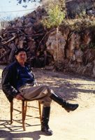 Le village de Kalyvès en Crète. Au kafénio de Kiriakosélia en 1995. Cliquer pour agrandir l'image.