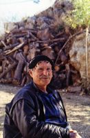 Le village de Kalyvès en Crète. Au kafénio de Kiriakosélia en 1995. Cliquer pour agrandir l'image.