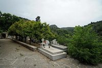 Le village de Kalyvès en Crète. Cimetière de l'église Saint-Nicolas à Kyriakoselia. Cliquer pour agrandir l'image.
