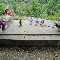 Le village de Kalyvès en Crète. Tombe de Georges Manatakis au cimetière de l'église Saint-Nicolas à Kyriakoselia. Cliquer pour agrandir l'image.