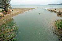 Le village de Kalyves en Crète. L'embouchure du fleuve Kyliaris. Cliquer pour agrandir l'image.