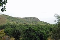 Le village de Kalyves en Crète. Le promontoire d'Aptera vu depuis Notre-Dame Zerviotissa à Stylos. Cliquer pour agrandir l'image.