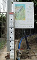 Le village de Kalyves en Crète. Poteau de la randonnée n° 1 à Stylos. Cliquer pour agrandir l'image.
