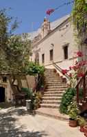 Le village de Koutsouras en Crète. Le monastère de Kapsa (auteur Marc Ryckaert). Cliquer pour agrandir l'image.
