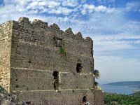 Muralha da fortaleza de Kastélos à Rodes antes de restauração. Clicar para ampliar a imagem.