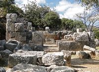 Le village de Kritsa en Crète. Le grand temple de la cité dorienne de Lato (auteur Bernard Gagnon). Cliquer pour agrandir l'image.