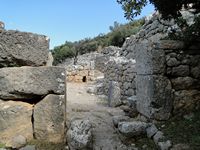 Le village de Kritsa en Crète. La porte de l'ouest de la cité dorienne de Lato (auteur Bernard Gagnon). Cliquer pour agrandir l'image.